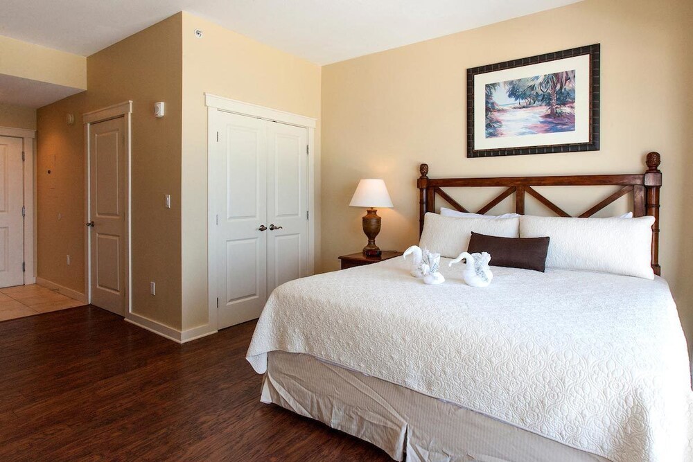 Deluxe Studio, 1 King Bed, Accessible - Guestroom