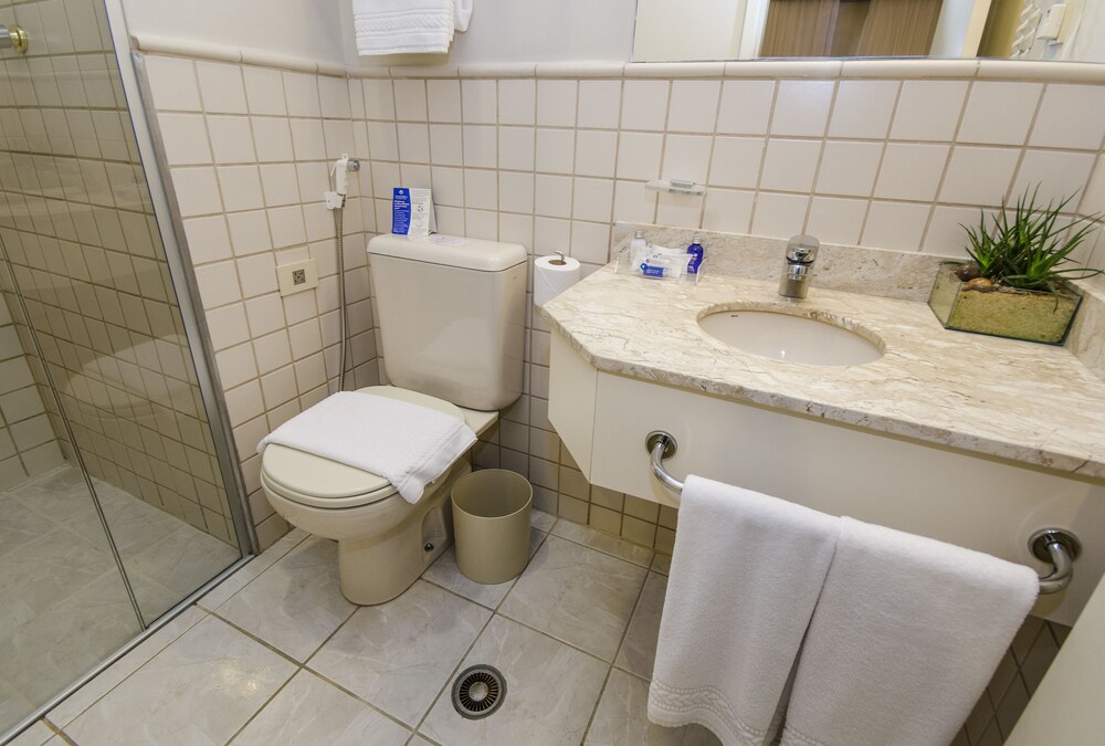 Standard Twin Room - Bathroom