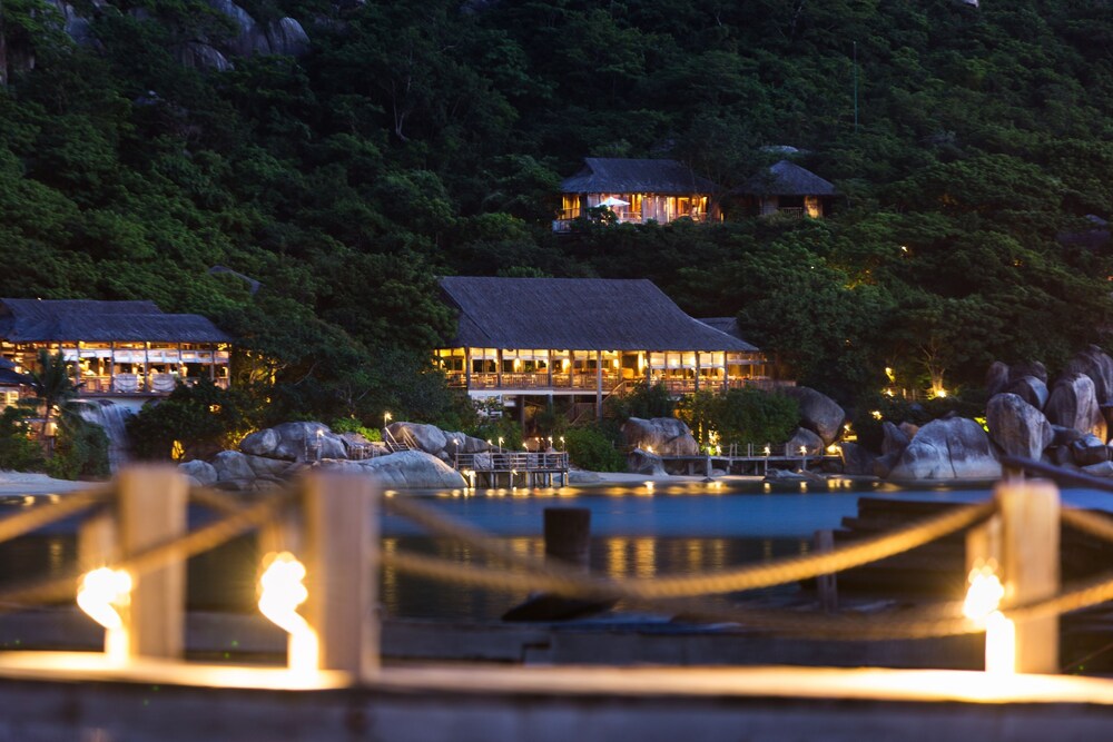 ด้านหน้าของโรงแรม - ช่วงเย็น/กลางคืน