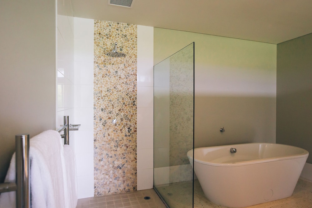 4 Bedroom Beach House - Bathroom