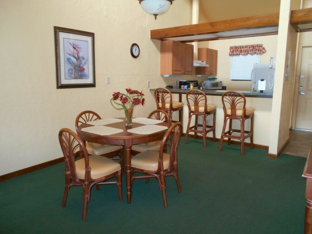 Fishermens Village Vacation Villa, 2 Bedrooms - In-Room Dining