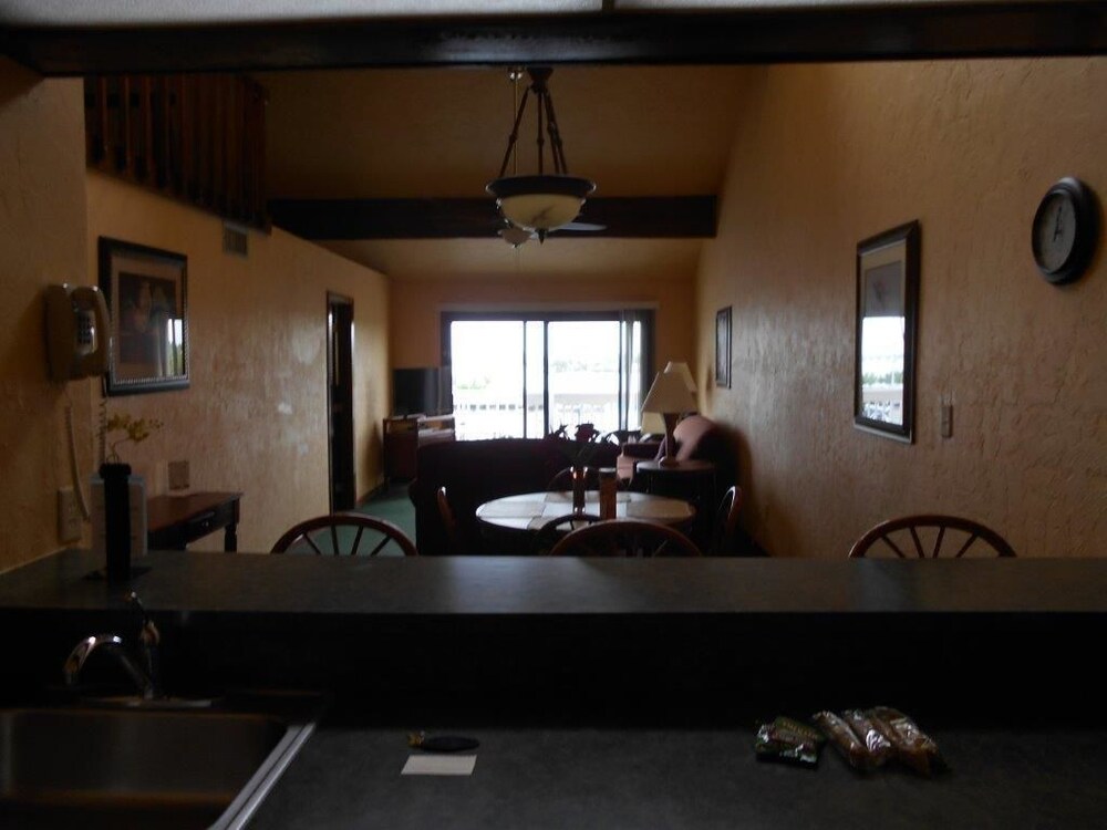 Fishermens Village Vacation Villa, 2 Bedrooms - In-Room Dining