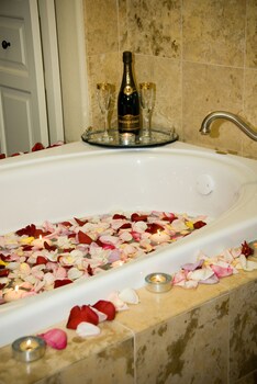 Deep Soaking Bathtub