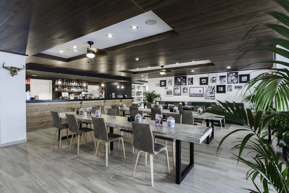 Hotel Bar