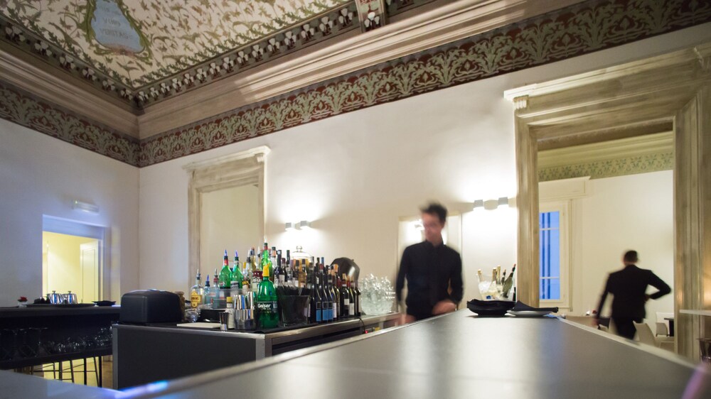 Hotel Bar