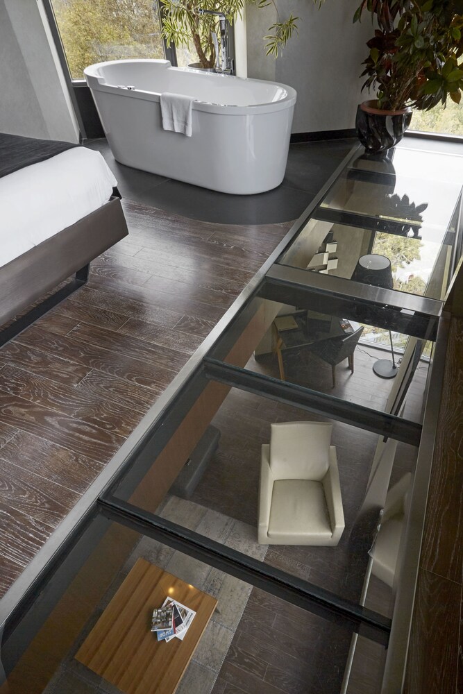 Deep Soaking Bathtub