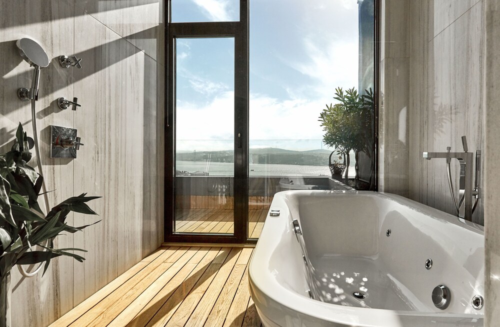Deep Soaking Bathtub
