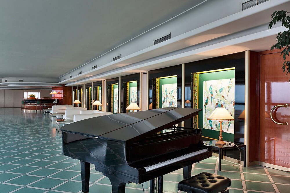 Hotel Lounge