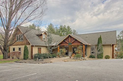 Foxhunt at Sapphire Valley by Capital Vacations