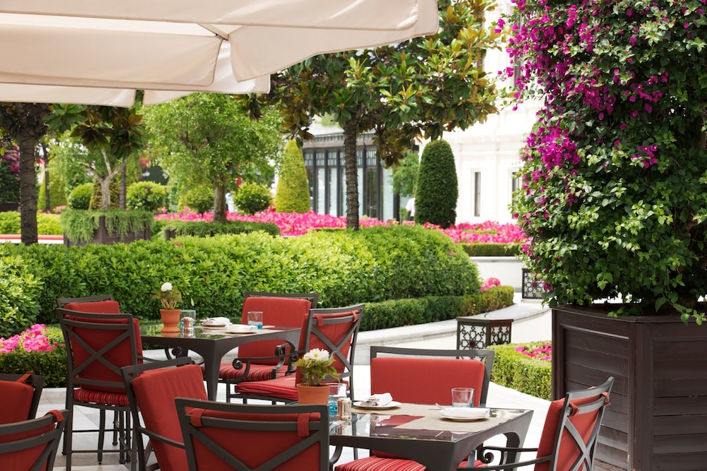 Hotel Lounge