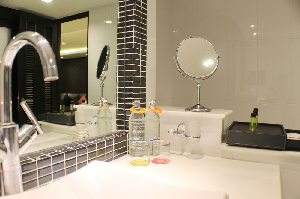 Studio - Bathroom