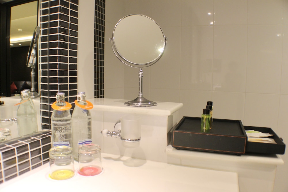 Deluxe Suite, 1 Bedroom - Bathroom