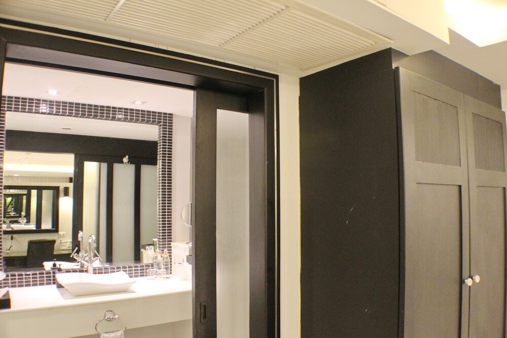 Deluxe Suite, 1 Bedroom - Bathroom