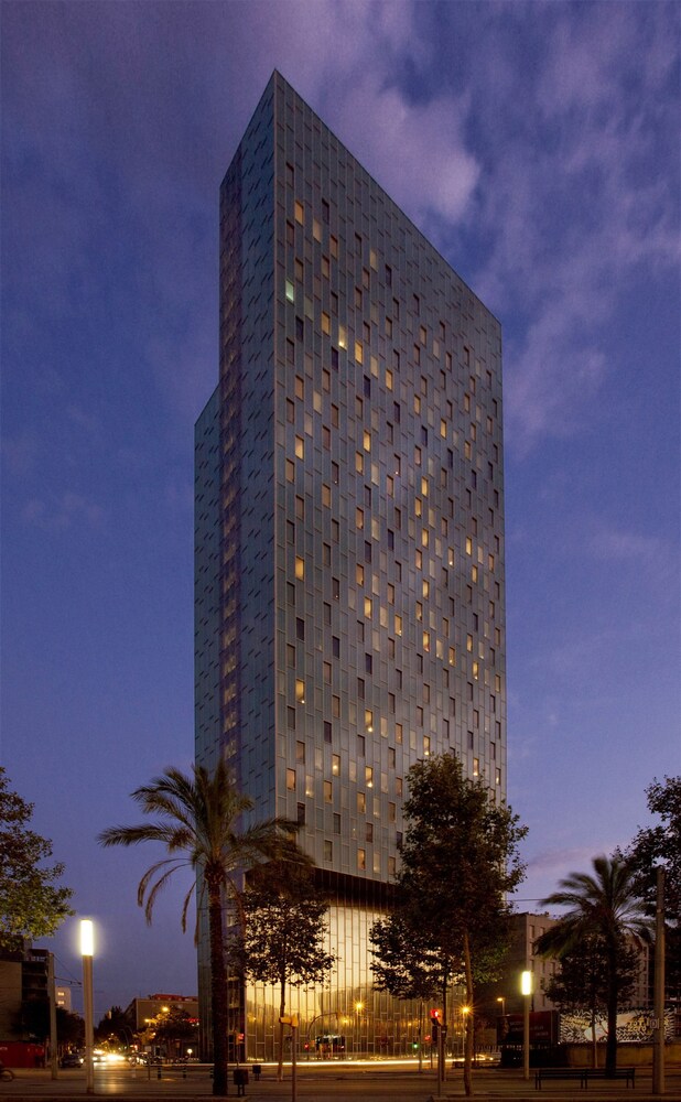 Fachada del hotel de noche