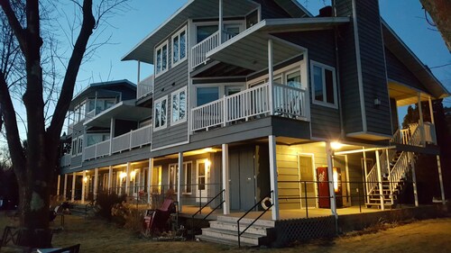 Snug Harbor Inn