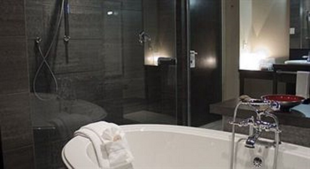 Deep Soaking Bathtub