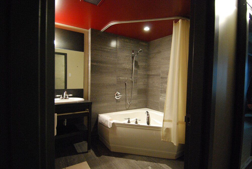 Deep Soaking Bathtub