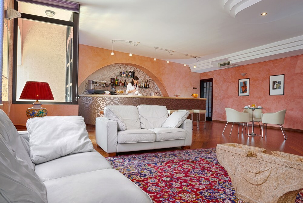 Hotel Bar