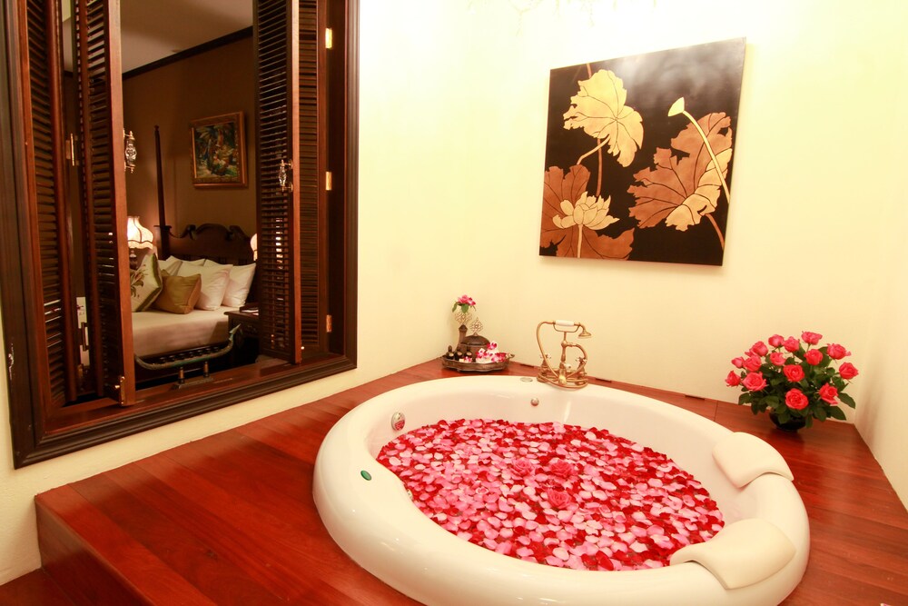 Deep Soaking Bathtub