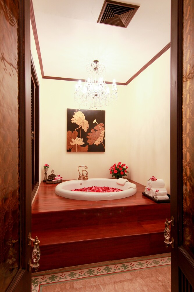 Deep Soaking Bathtub