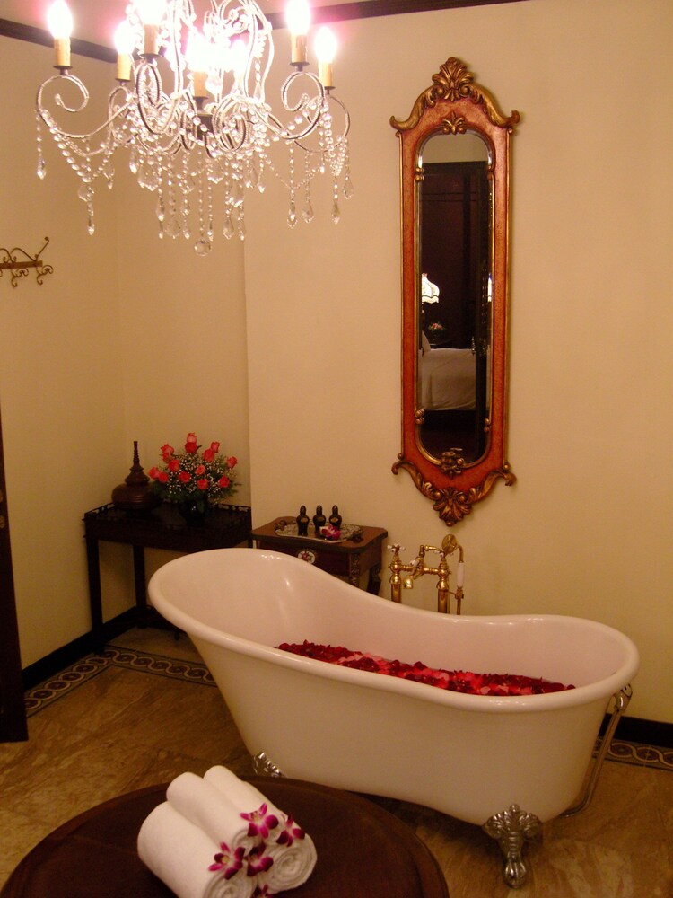 Deep Soaking Bathtub