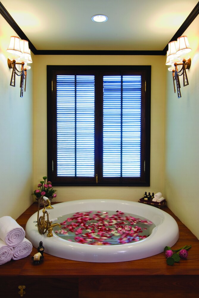 Deep Soaking Bathtub