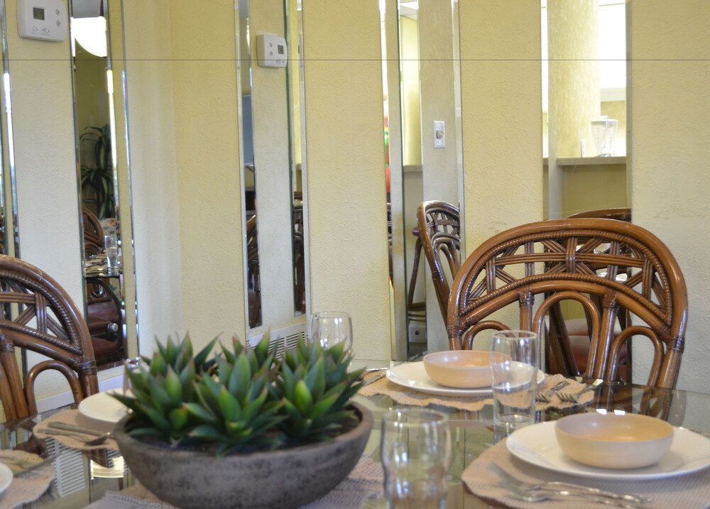 객실 내 식사 (2 bedroom 3 bathroom Townhouse)