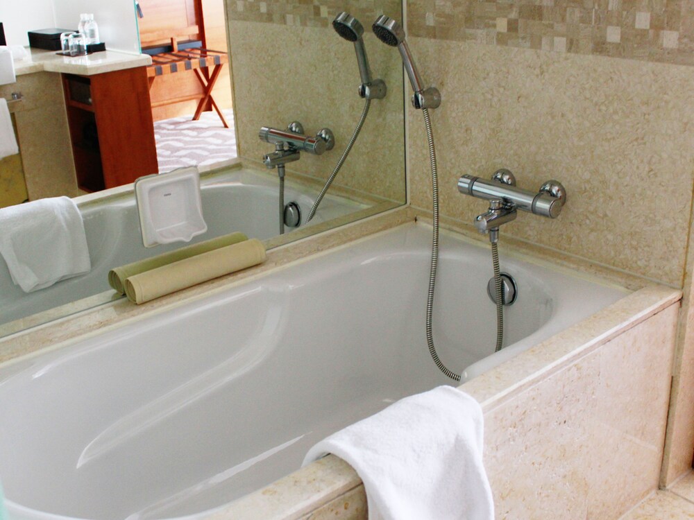 Deep Soaking Bathtub