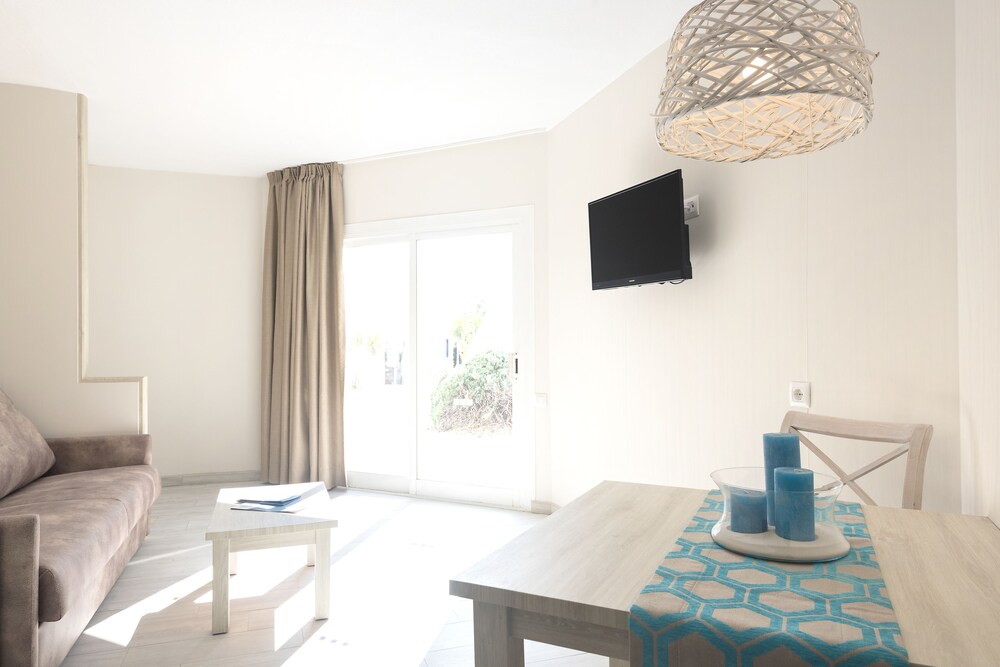 Standard Apartment, 1 Bedroom - Living Room