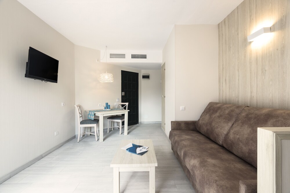 Standard Apartment, 1 Bedroom - Living Room