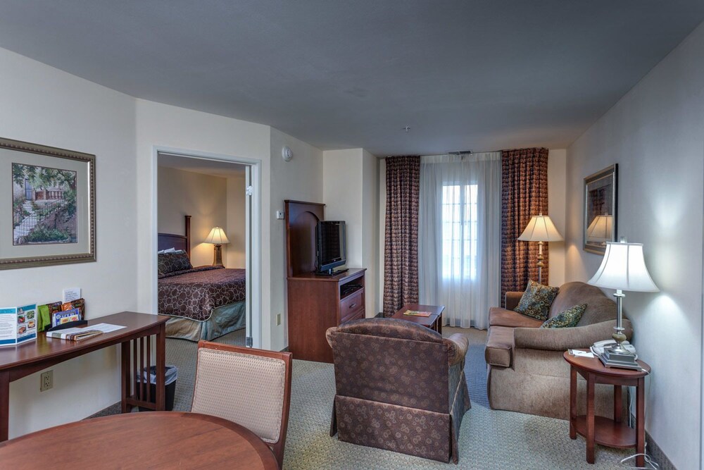 Suite, 1 King Bed, Kitchen - Guestroom