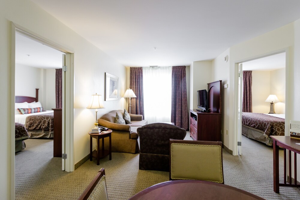 Suite, Multiple Beds, Kitchen - Guestroom