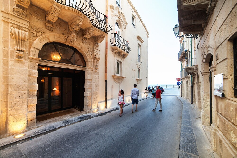 Facciata hotel (sera/notte)