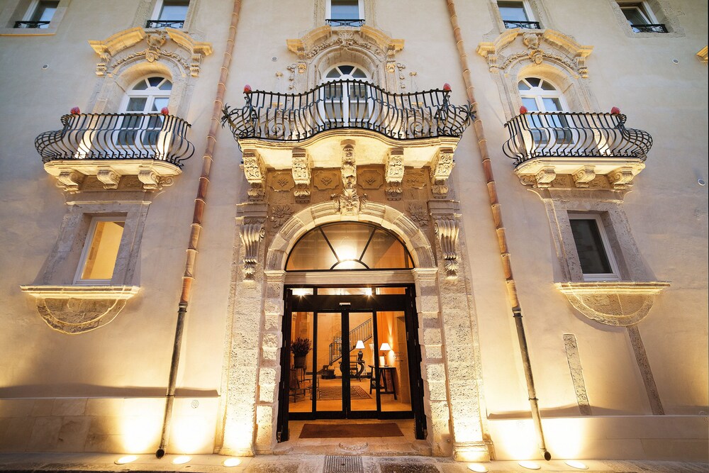 Facciata hotel (sera/notte)