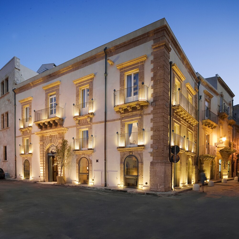 Facciata hotel (sera/notte)