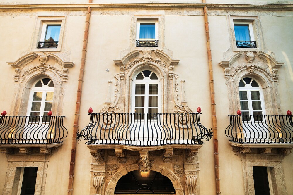 Facciata hotel (sera/notte)
