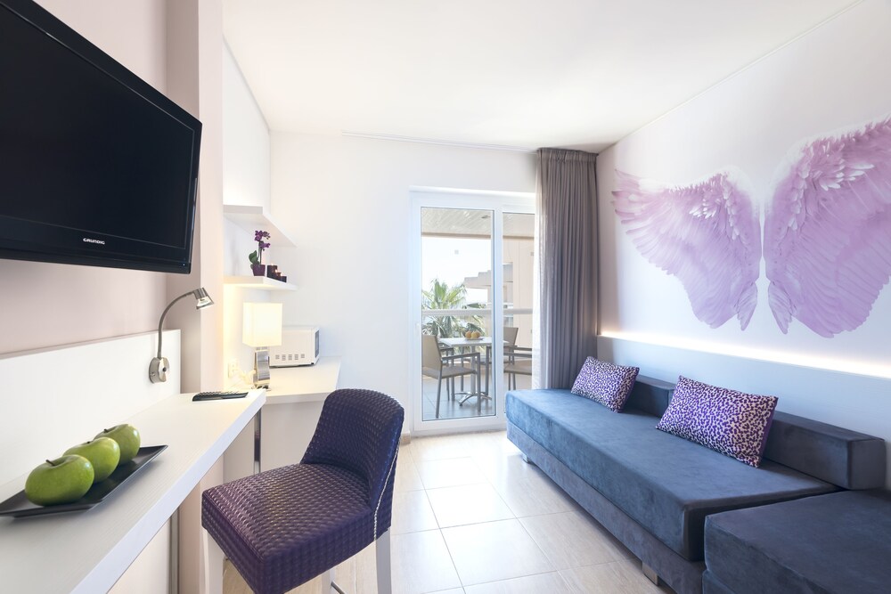 Suite, Pool View - Guestroom