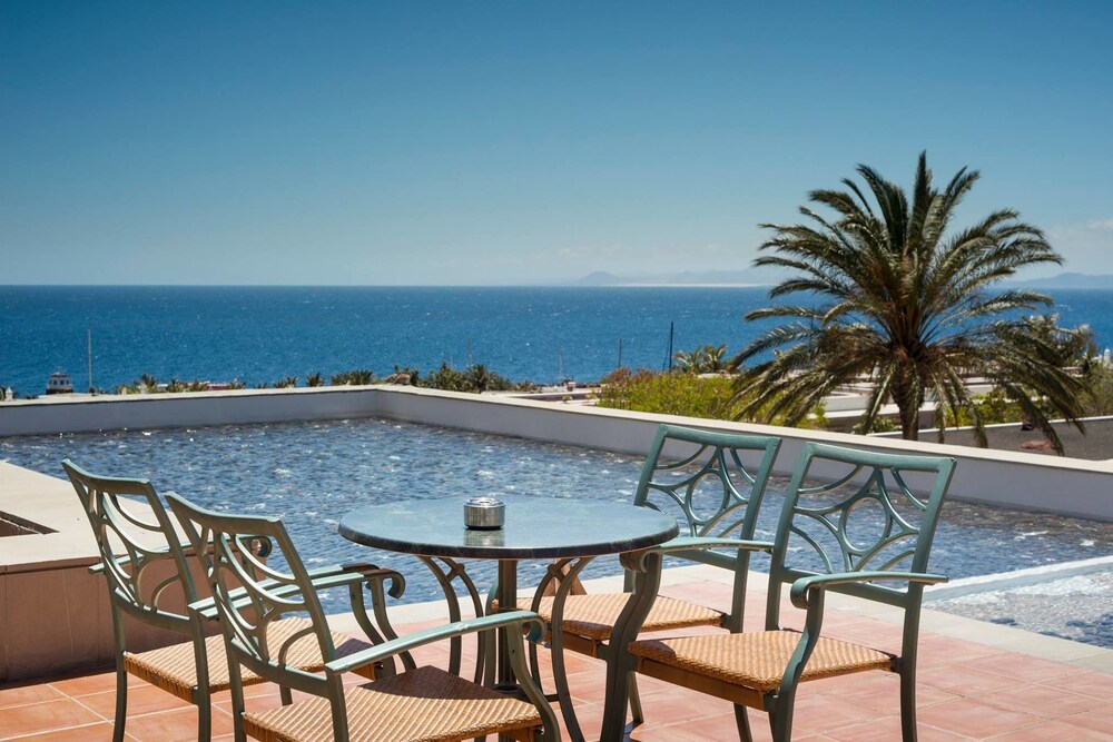 Poolside Bar