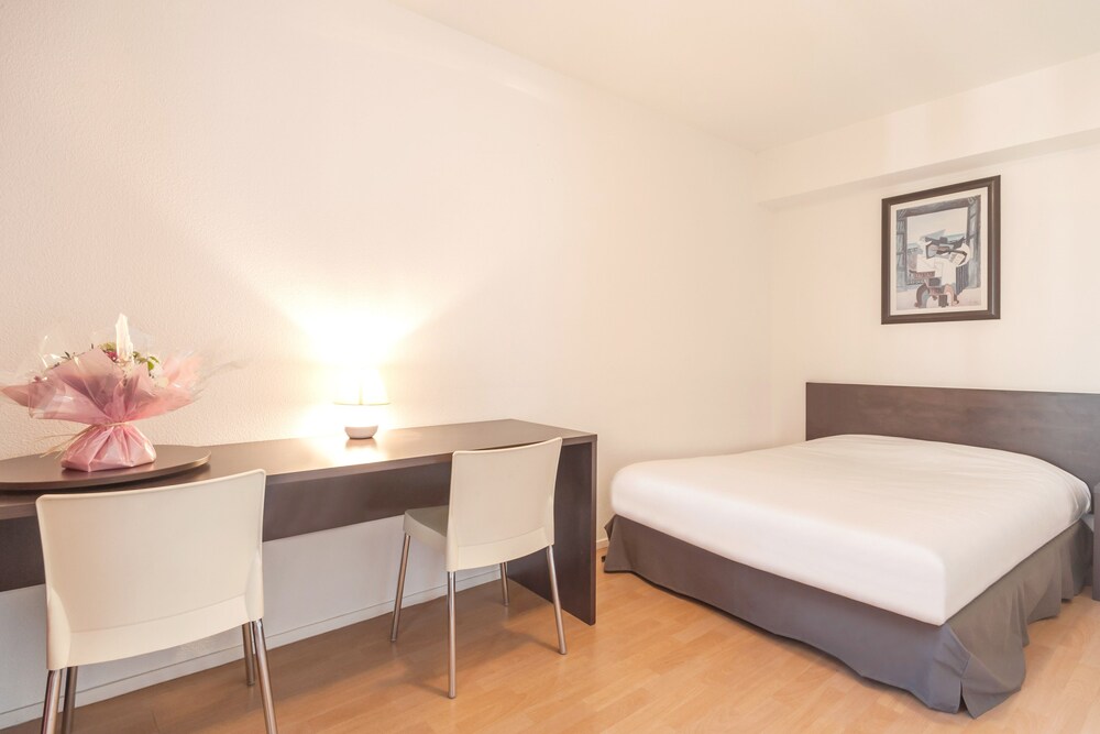 Room, City Residence Ivry