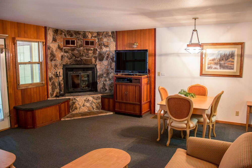 Superior Room, 2 Bedrooms, Non Smoking - In-Room Dining
