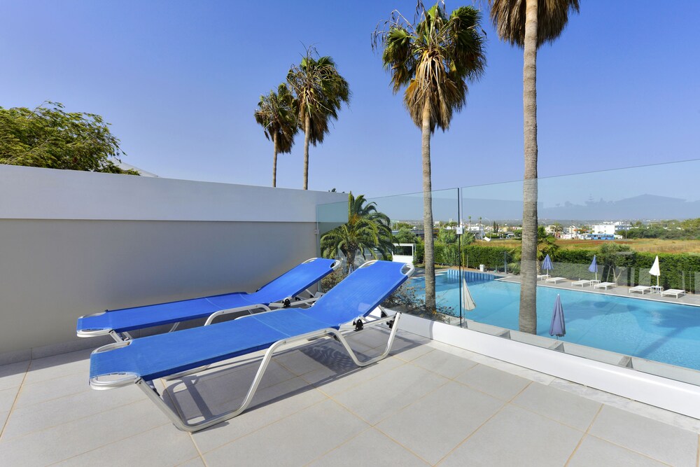 Suite, 1 Bedroom, Pool View - Balcony