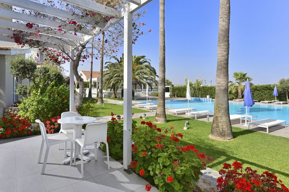 Suite, 1 Bedroom, Pool View - Terrace/Patio