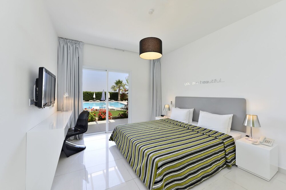 Suite, 1 Bedroom, Pool View - Guestroom