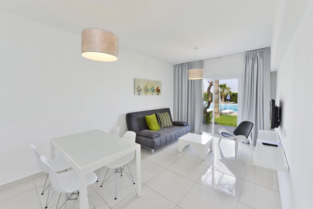 Suite, 1 Bedroom, Pool View - Living Room