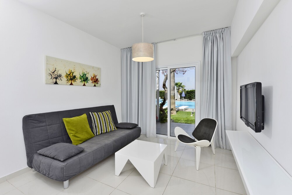 Suite, 1 Bedroom, Pool View - Living Room