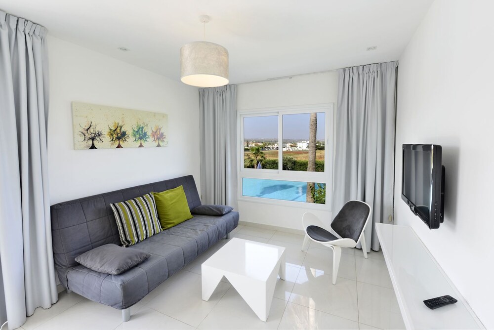 Suite, 1 Bedroom, Pool View - Living Room