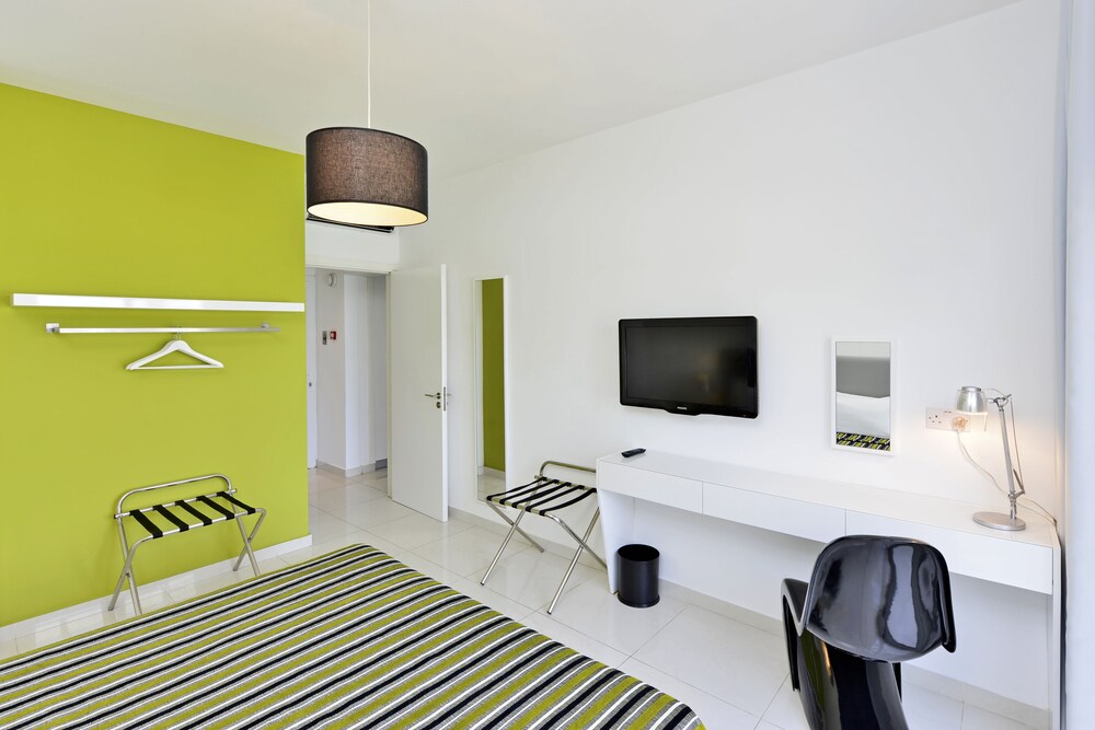 Suite, 1 Bedroom, Pool View - Guestroom