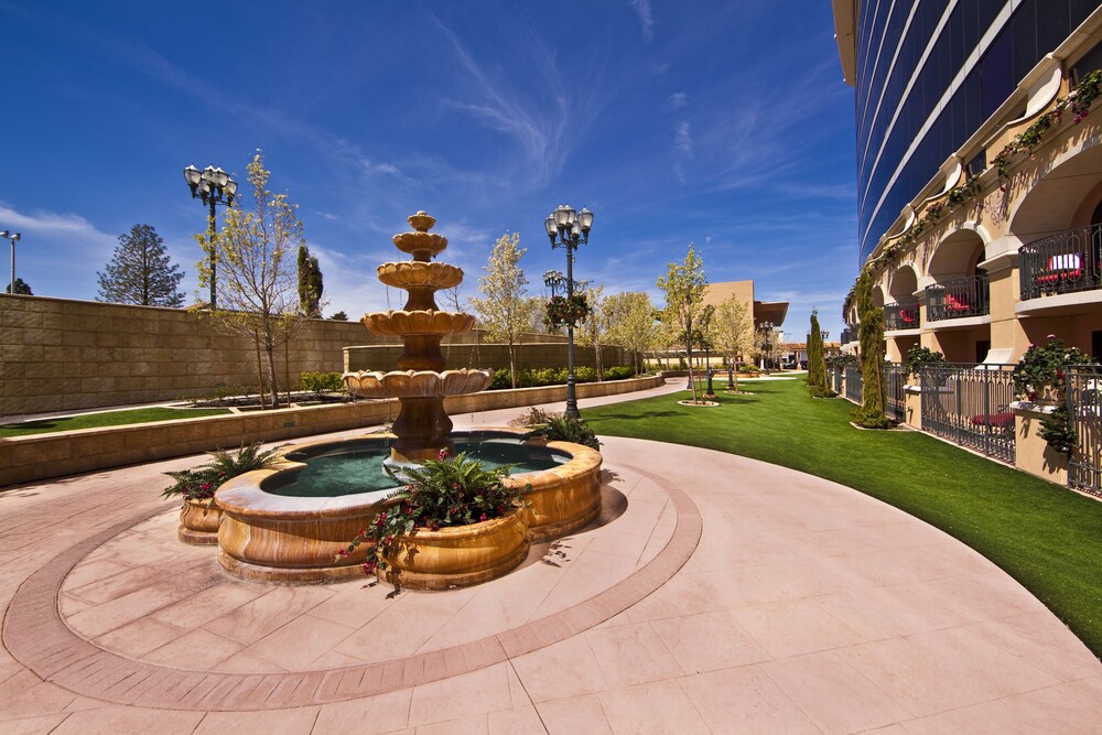 Fountain, Peppermill Resort Spa Casino