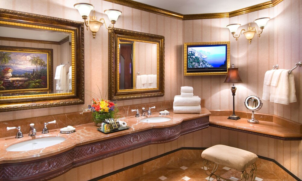 Bathroom, Peppermill Resort Spa Casino