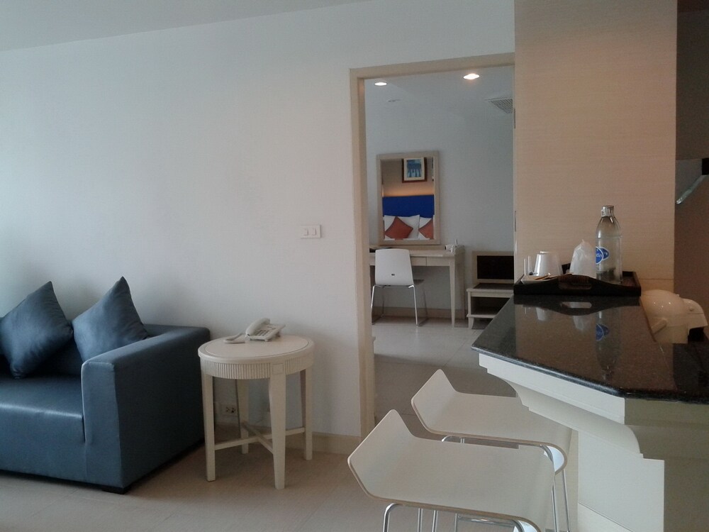 2 Bedroom Suites - In-Room Dining